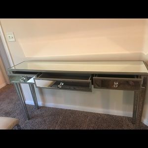 Lamps plus dulnavea three drawer table great conditions!